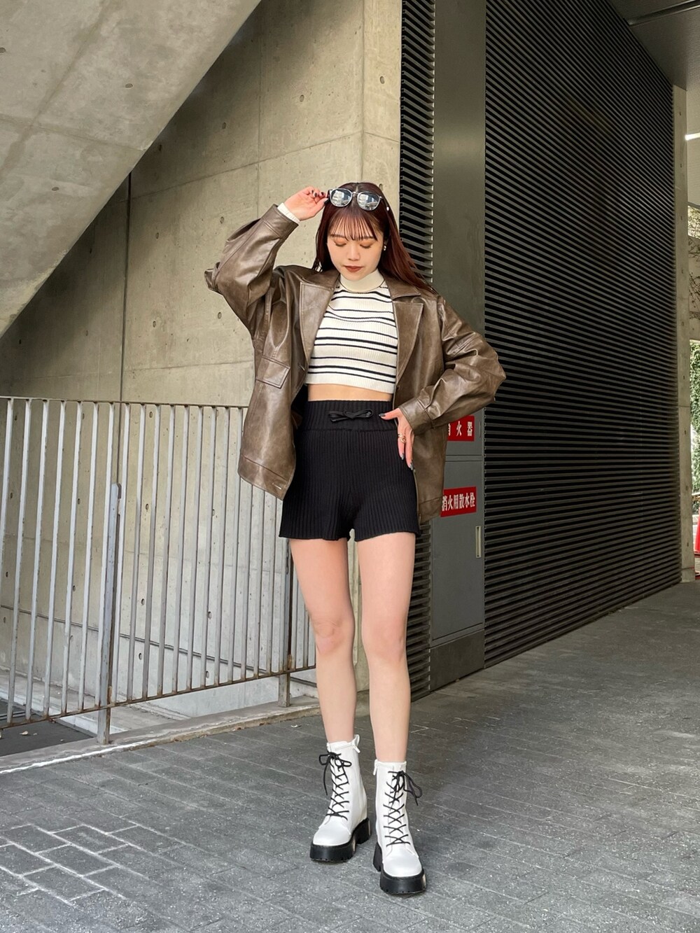 ブラウン系のブルゾン、その他のニット/セーター、ブラック系のその他パンツを着用したレディースの冬コーディネートの2枚目の写真