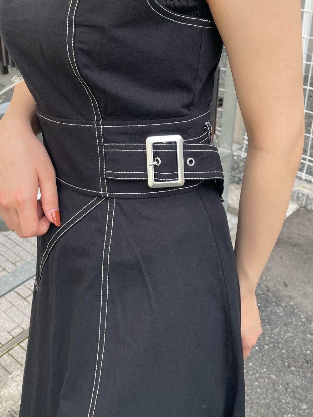 ブラック系のワンピース、ブラック系のニット/セーター、シルバー系のハンドバッグを着用したレディースの春コーディネートの5枚目の写真