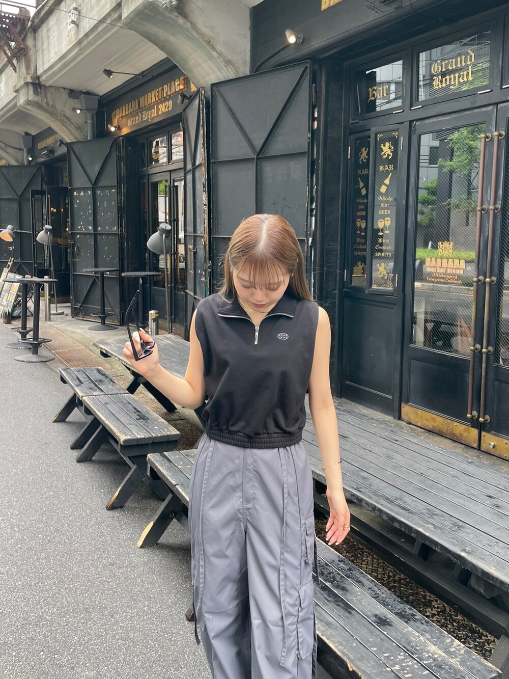 ブラック系のブーツ、グレー系のカーゴパンツ、ブラック系のTシャツ/カットソーを着用したレディースの春コーディネートの4枚目の写真