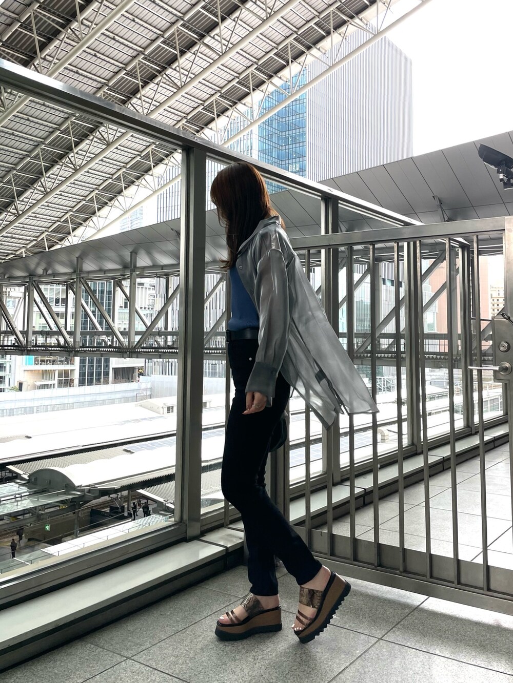 グレー系のシャツ/ブラウス、ブルー系のタンクトップ、ブラック系のハンドバッグを着用したレディースの春コーディネートの3枚目の写真