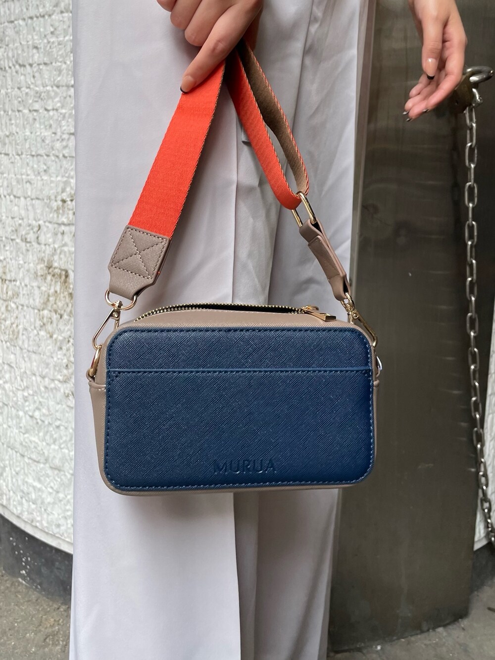 グレー系のニット/セーター、グレー系のその他パンツ、ブルー系のショルダーバッグを着用したレディースの夏コーディネートの7枚目の写真