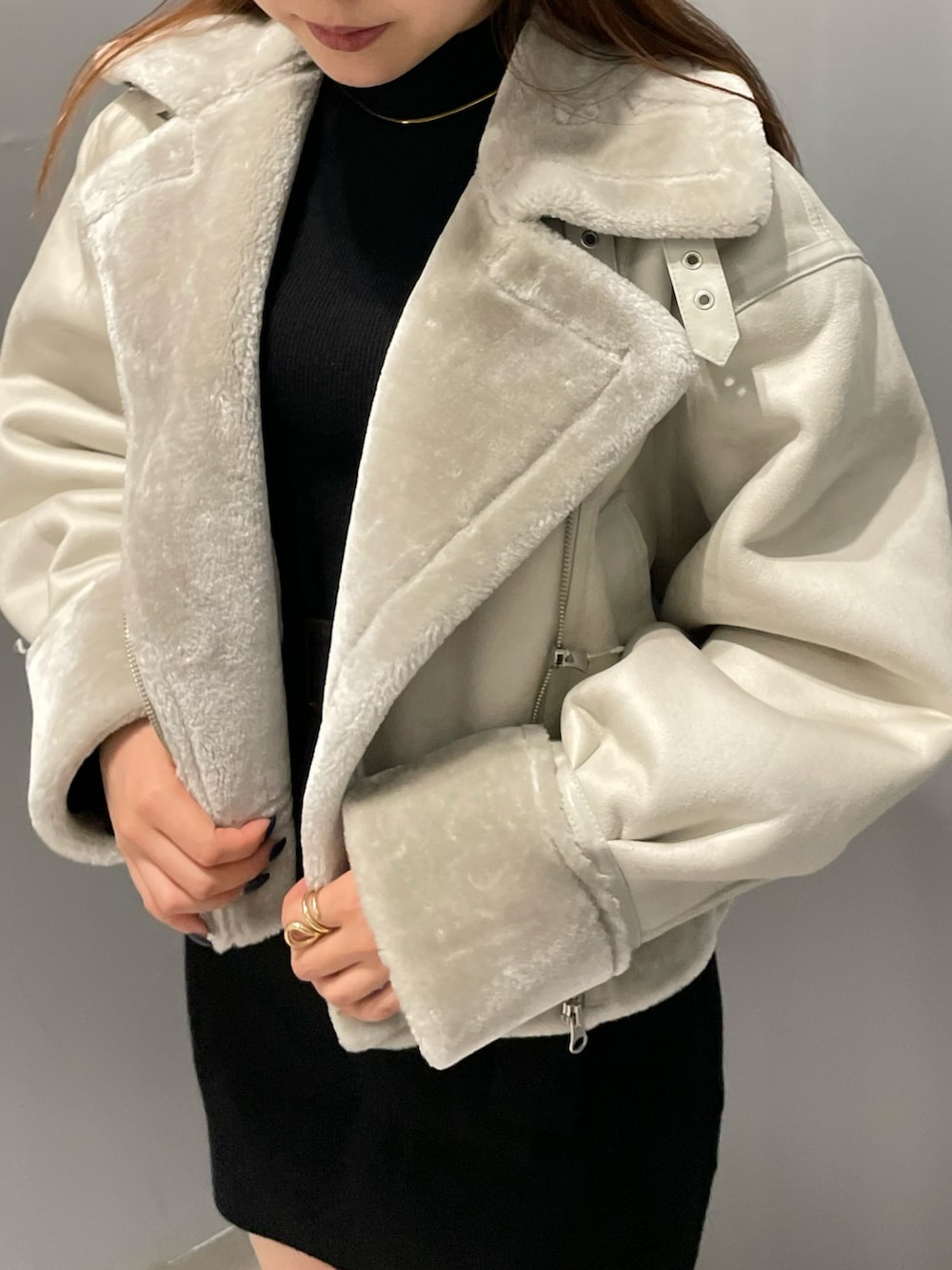 ブラック系のブーツ、ブラック系のワンピース、グレー系のムートンコートを着用したレディースの秋コーディネートの7枚目の写真