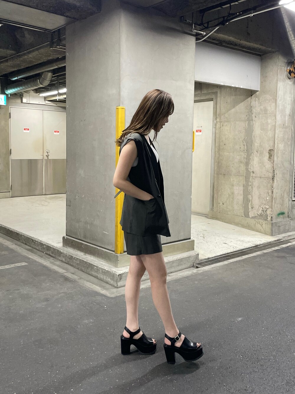 ブラック系のサンダル、ホワイト系のタンクトップ、グレー系のテーラードジャケットを着用したレディースの春コーディネートの2枚目の写真