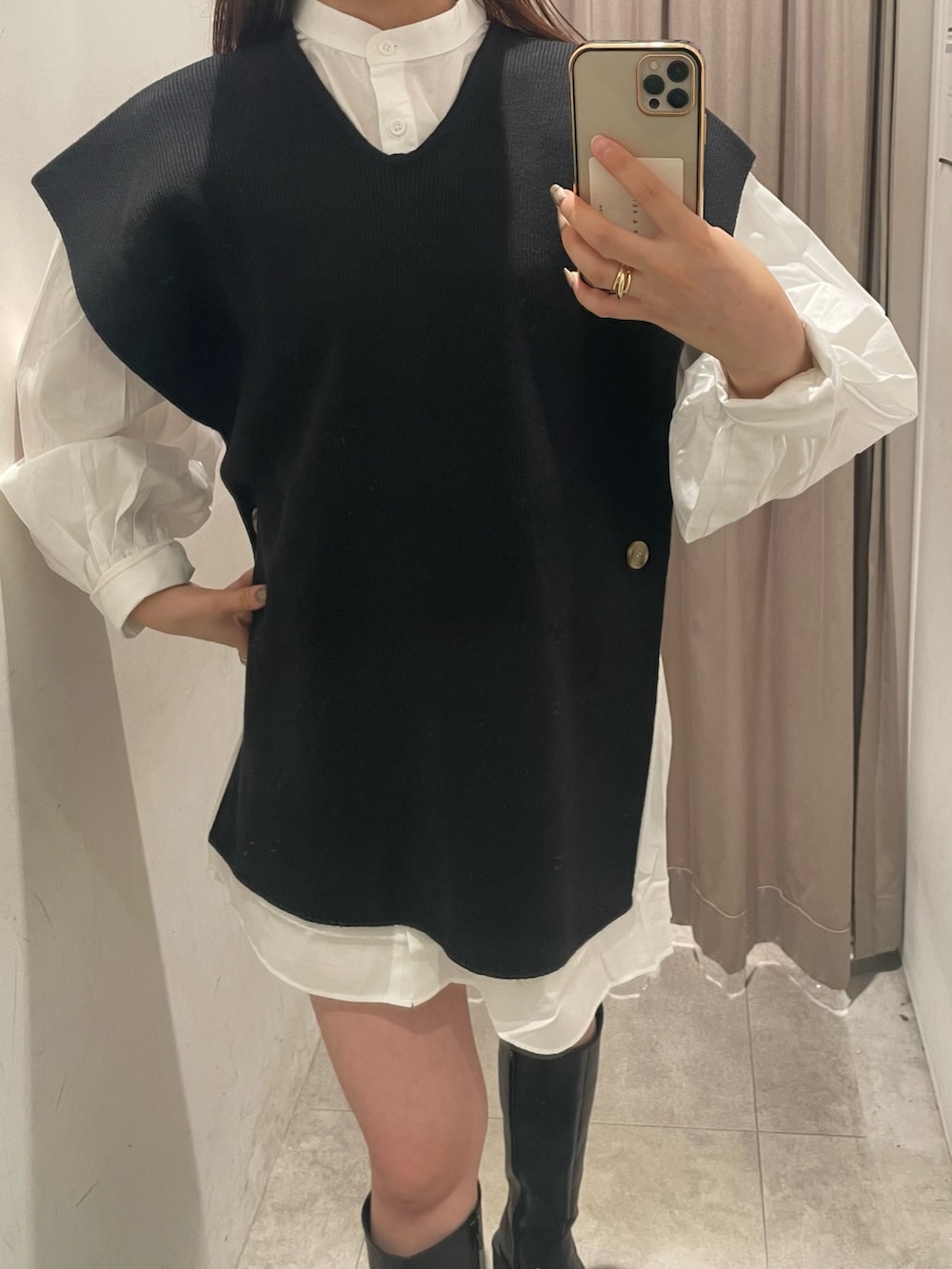 ブラック系のワンピース、ブラック系のブーツを着用したレディースの夏コーディネートの4枚目の写真