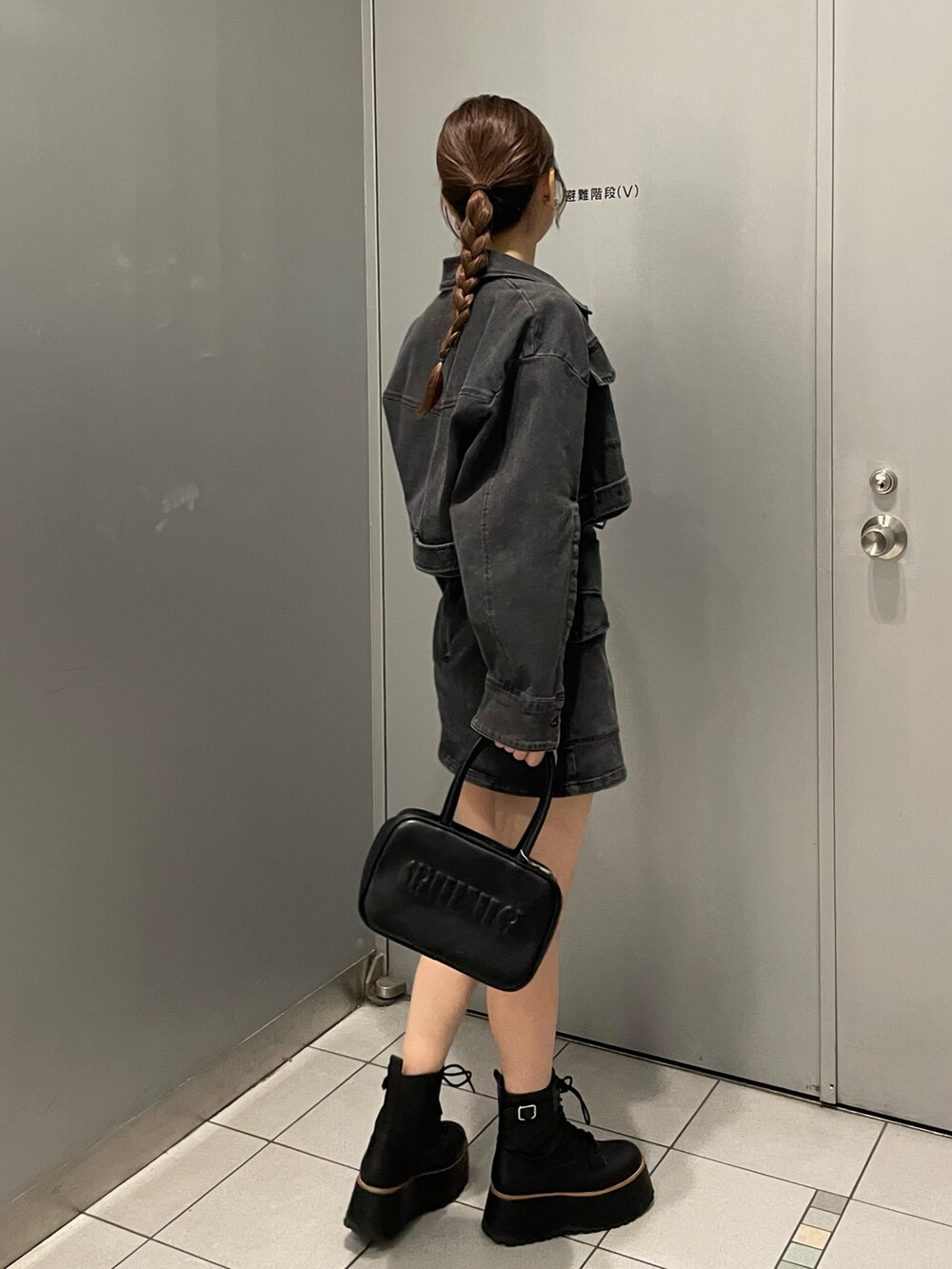 ブラック系のブーツ、ブラック系のスカート、その他のTシャツ/カットソーを着用したレディースの夏コーディネートの3枚目の写真