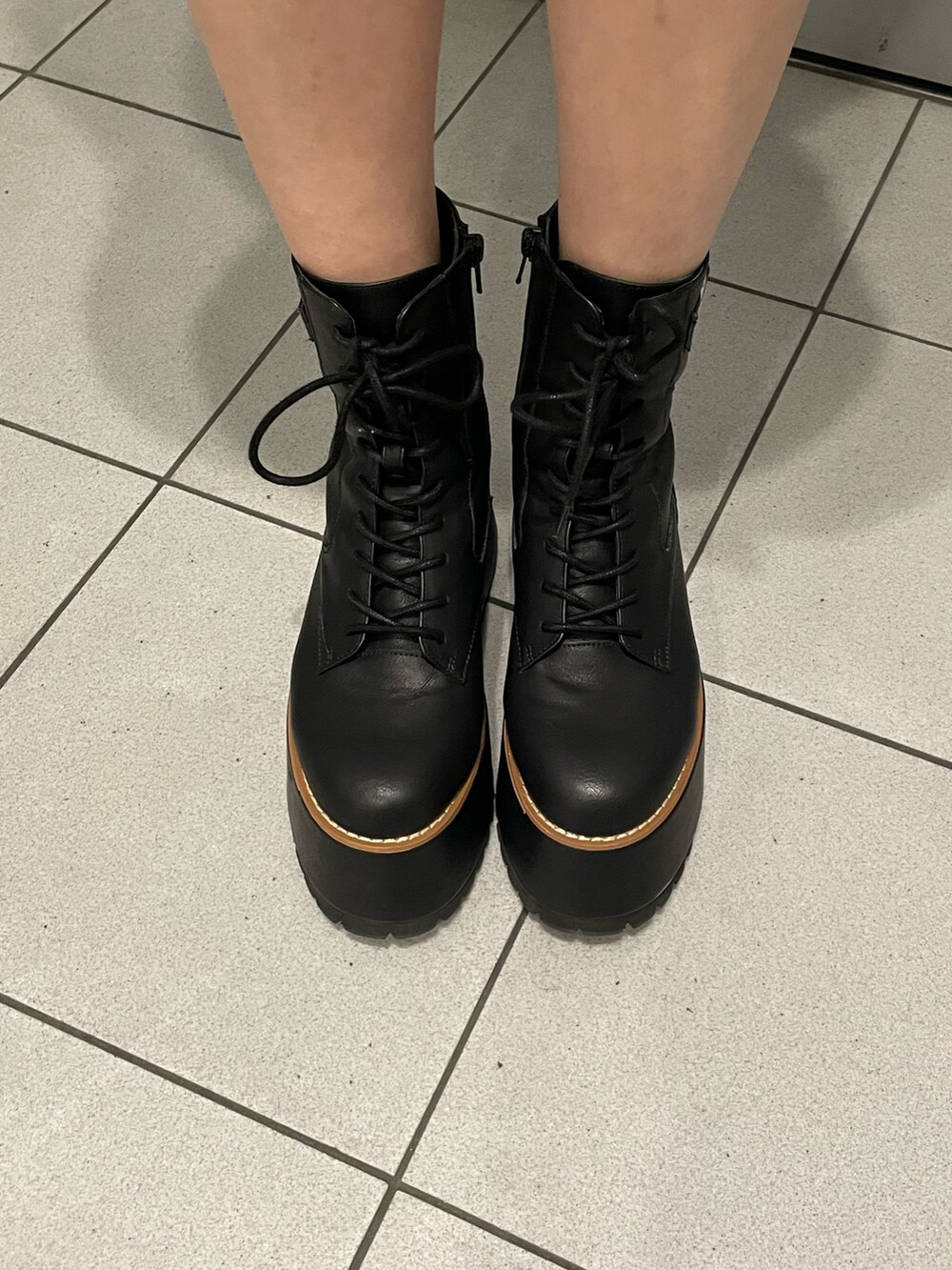 ブラック系のブーツ、ブラック系のスカート、その他のTシャツ/カットソーを着用したレディースの夏コーディネートの9枚目の写真