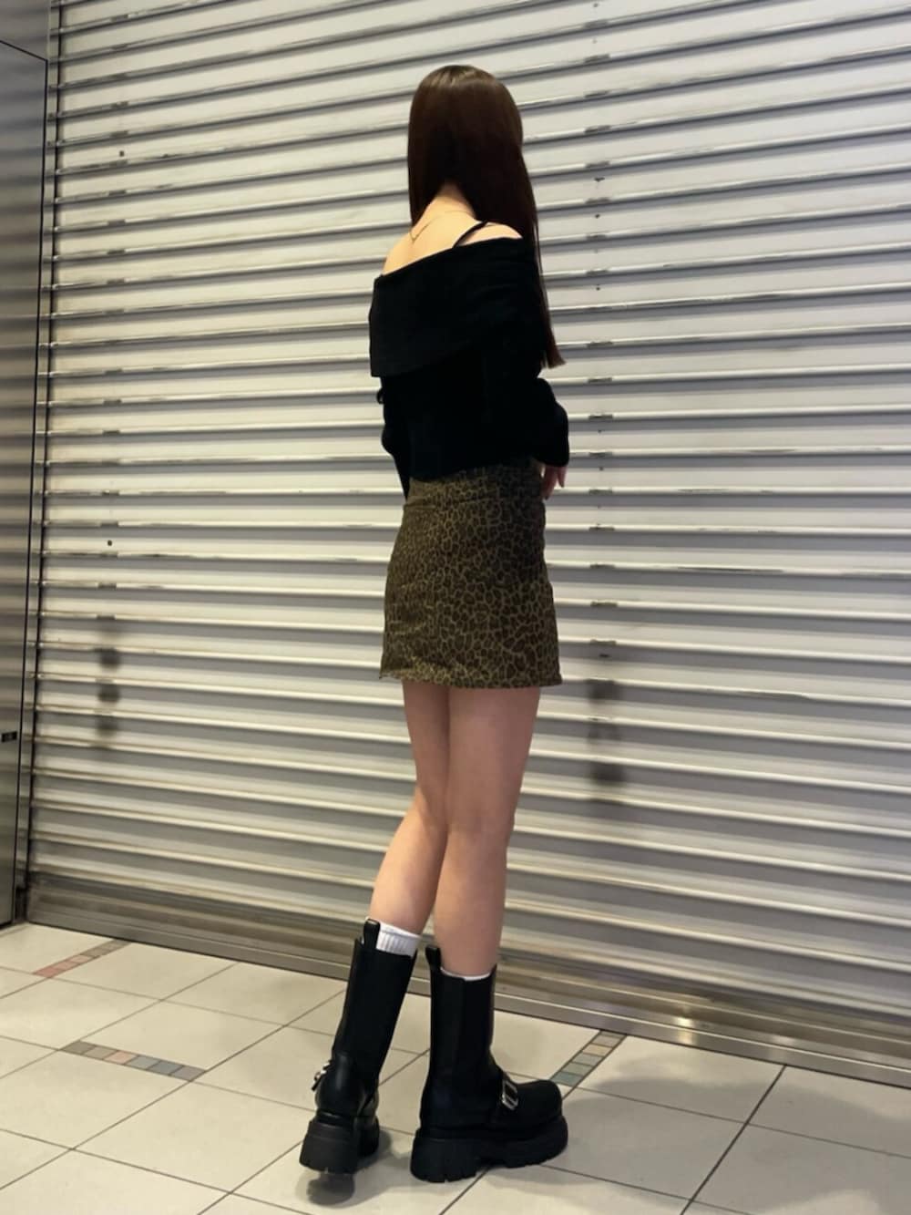 ブラック系のニット/セーター、その他のスカート、ブラック系のブーツを着用したレディースの冬コーディネートの2枚目の写真