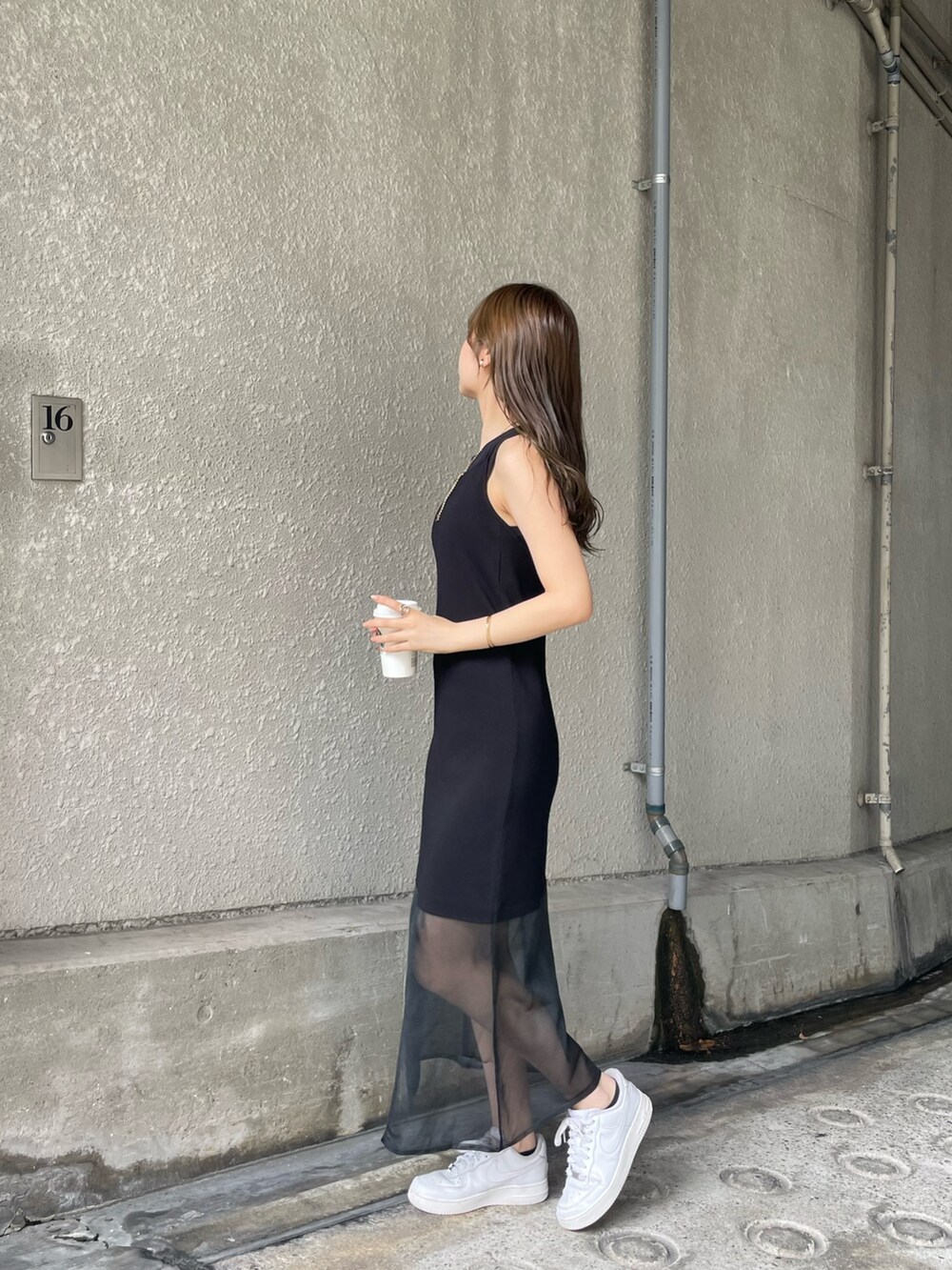 ブラック系のワンピース、ブラック系のTシャツ/カットソーを着用したレディースの夏コーディネートの2枚目の写真