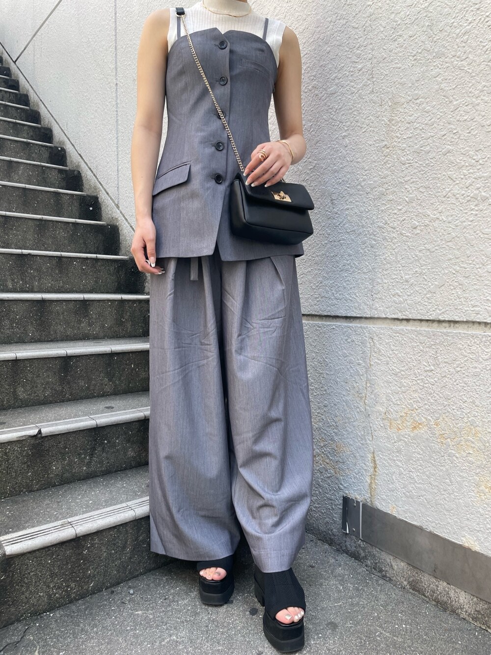 グレー系のキャミソール、グレー系のその他パンツ、ホワイト系のタンクトップを着用したレディースの春コーディネートの3枚目の写真