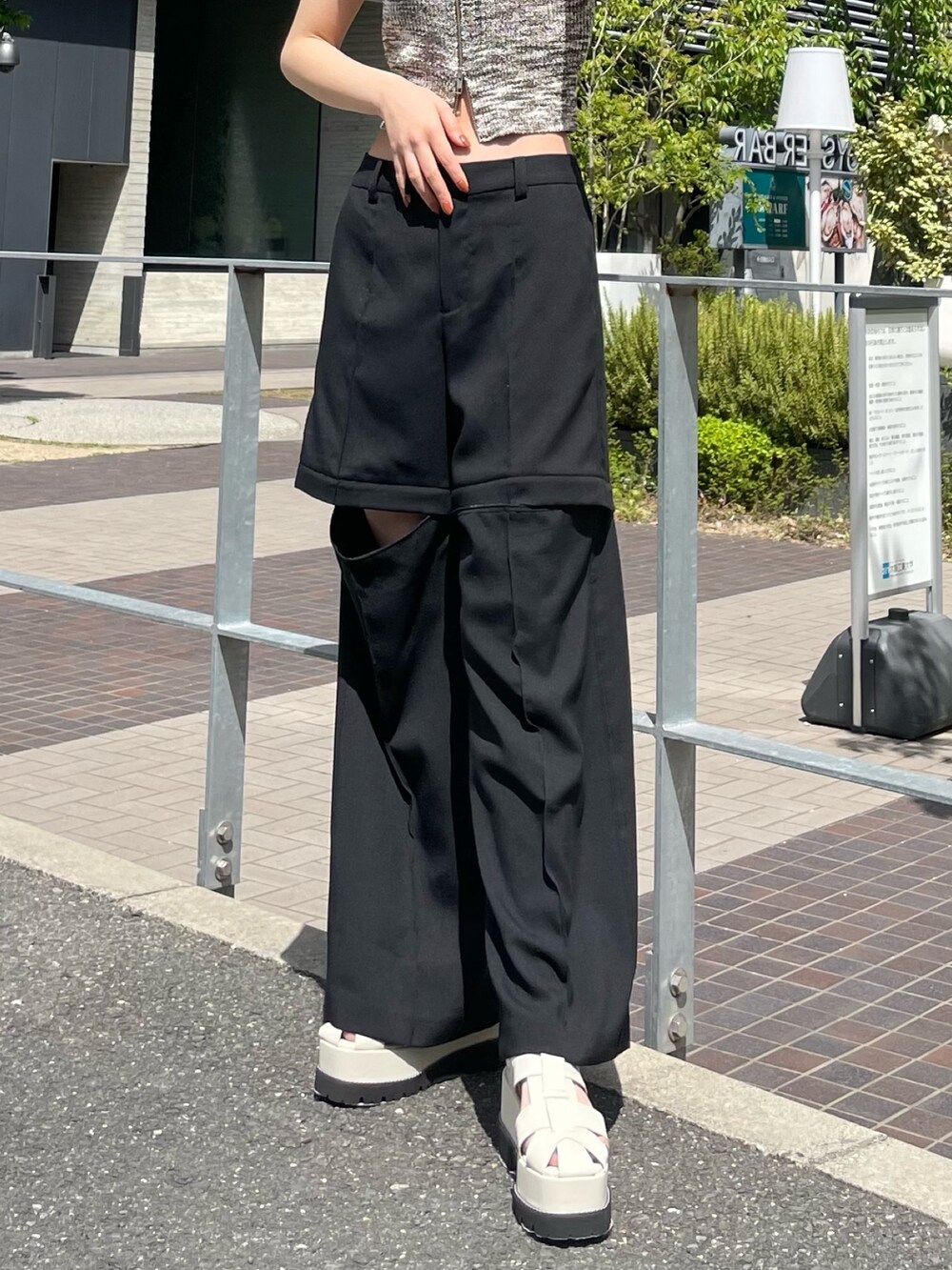 その他のニット/セーター、ブラック系のスラックス、ホワイト系のサンダルを着用したレディースの春コーディネートの6枚目の写真