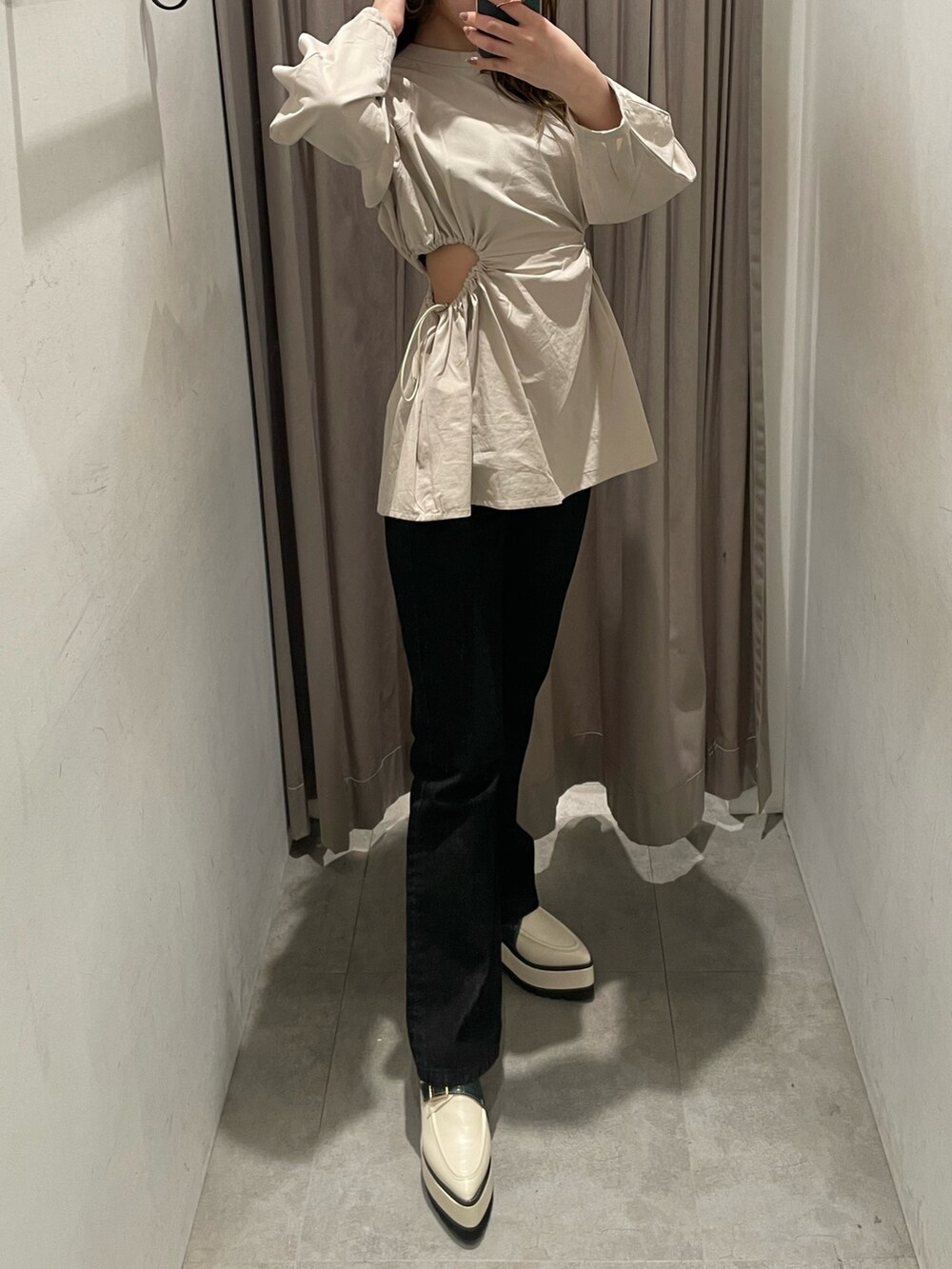 ベージュ系のシャツ/ブラウス、ブラック系のデニムパンツ、ホワイト系のローファーを着用したレディースの春コーディネートの4枚目の写真