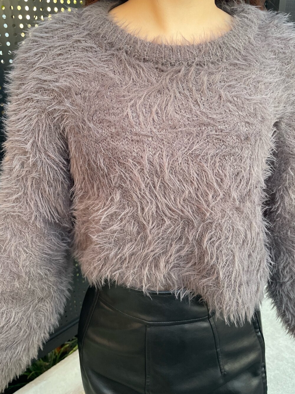 ブラック系のスカート、ブラック系のブーツ、グレー系のニット/セーターを着用したレディースの秋コーディネートの6枚目の写真