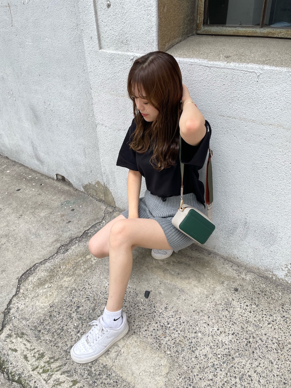 グリーン系のショルダーバッグ、ブラック系のTシャツ/カットソー、グレー系のその他パンツを着用したレディースの夏コーディネートの4枚目の写真