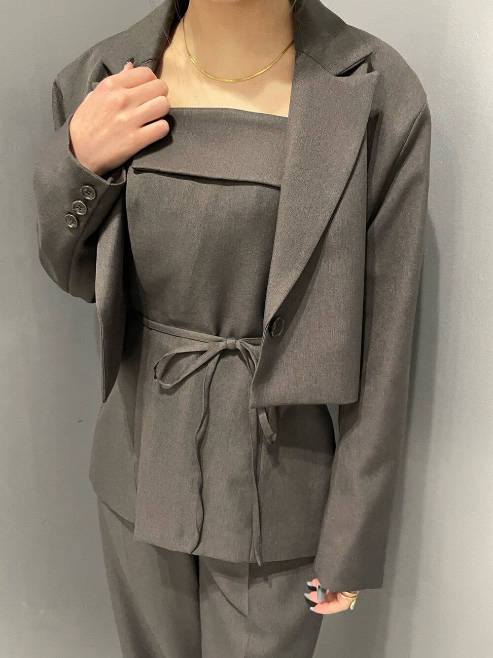 グレー系のシャツ/ブラウス、グレー系のテーラードジャケット、グレー系のその他パンツを着用したレディースの冬コーディネートの6枚目の写真