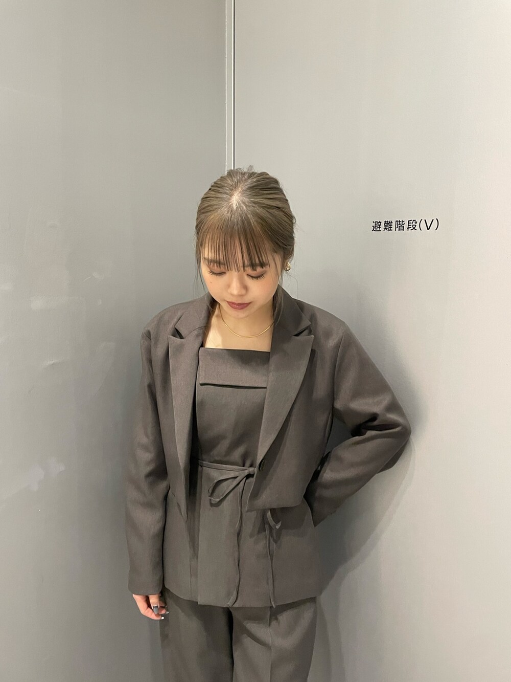 グレー系のシャツ/ブラウス、グレー系のテーラードジャケット、グレー系のその他パンツを着用したレディースの冬コーディネートの5枚目の写真