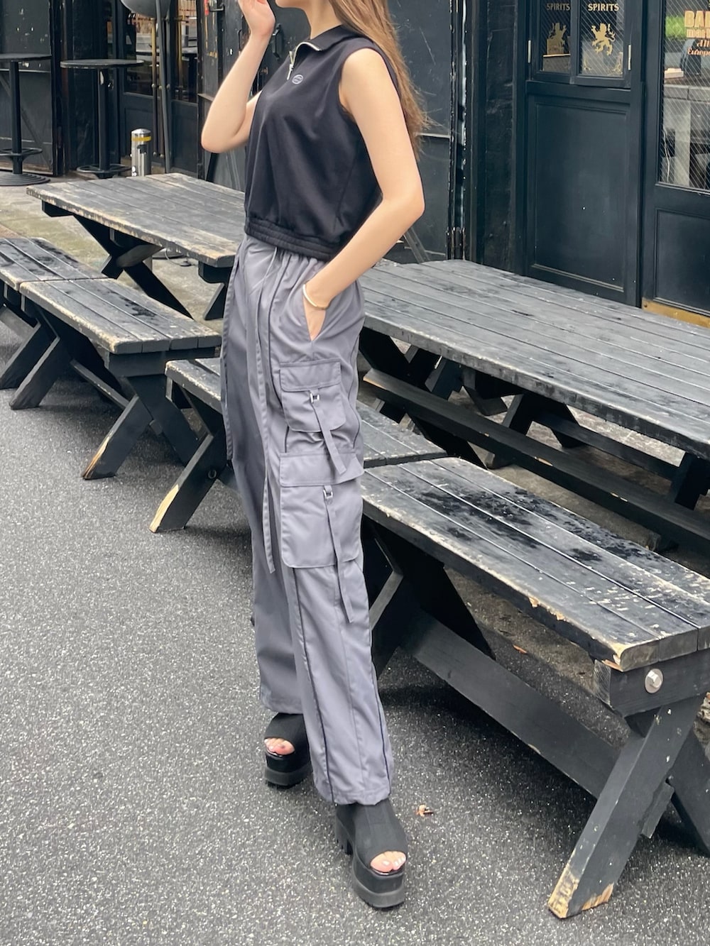 ブラック系のブーツ、グレー系のカーゴパンツ、ブラック系のTシャツ/カットソーを着用したレディースの春コーディネートの2枚目の写真