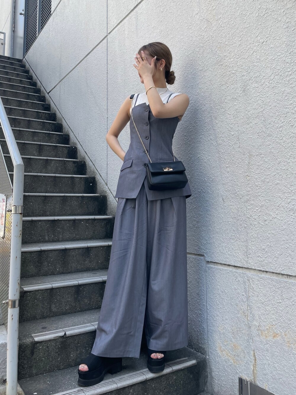 グレー系のキャミソール、グレー系のその他パンツ、ホワイト系のタンクトップを着用したレディースの春コーディネートの2枚目の写真