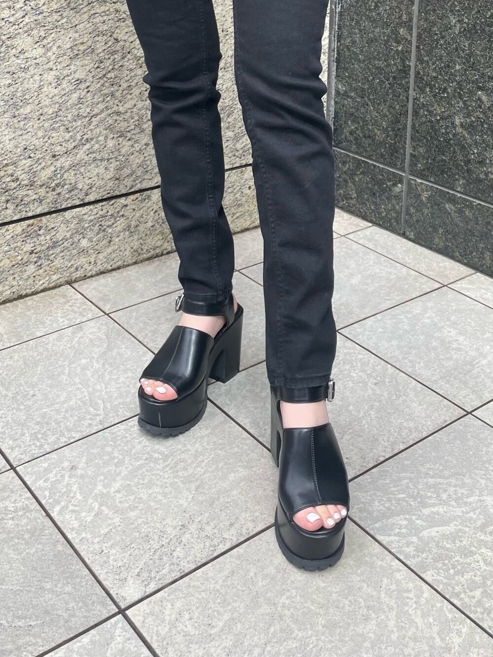 ブラック系のデニムパンツ、ブラック系のサンダル、ブラック系のシャツ/ブラウスを着用したレディースの春コーディネートの7枚目の写真