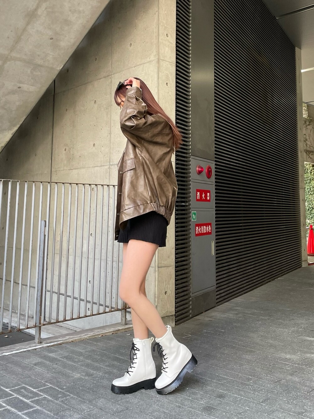 ブラウン系のブルゾン、その他のニット/セーター、ブラック系のその他パンツを着用したレディースの冬コーディネートの3枚目の写真