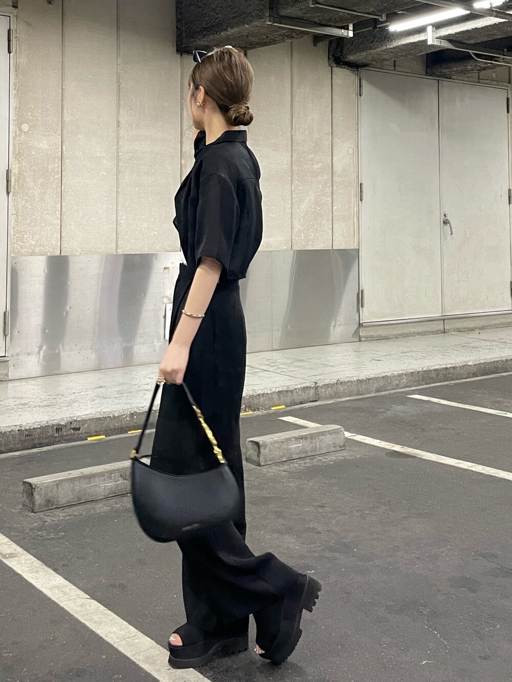 ブラック系のブーツ、ブラック系のその他パンツ、ホワイト系のニット/セーターを着用したレディースの夏コーディネートの3枚目の写真