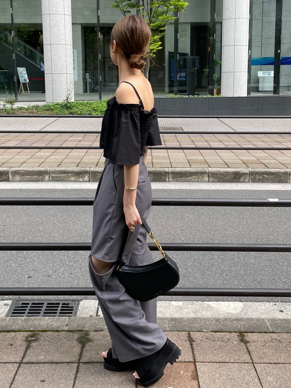 グレー系のその他パンツ、ブラック系のブーツ、ブラック系のシャツ/ブラウスを着用したレディースの夏コーディネートの4枚目の写真