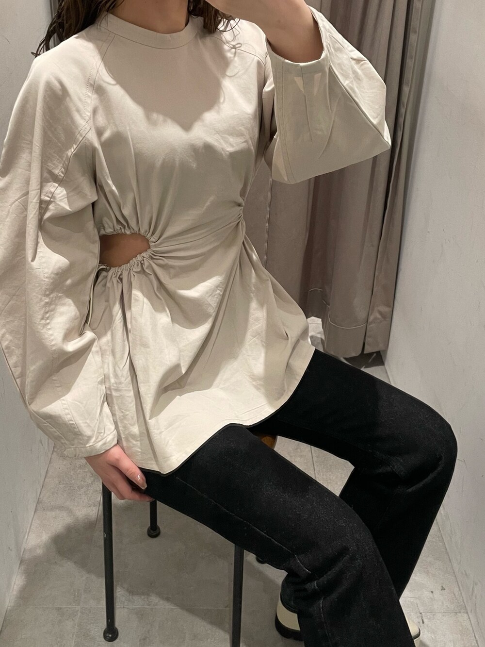 ベージュ系のシャツ/ブラウス、ブラック系のデニムパンツ、ホワイト系のローファーを着用したレディースの春コーディネートの5枚目の写真