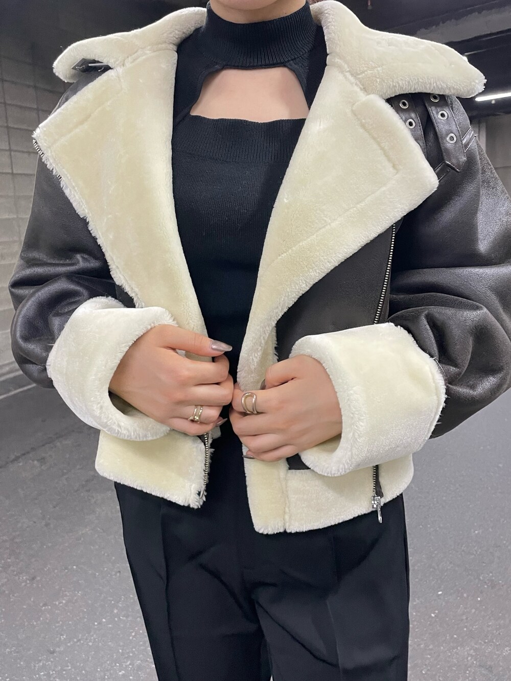 ブラック系のブーツ、ブラック系のスラックス、ブラック系のニット/セーターを着用したレディースの夏コーディネートの5枚目の写真