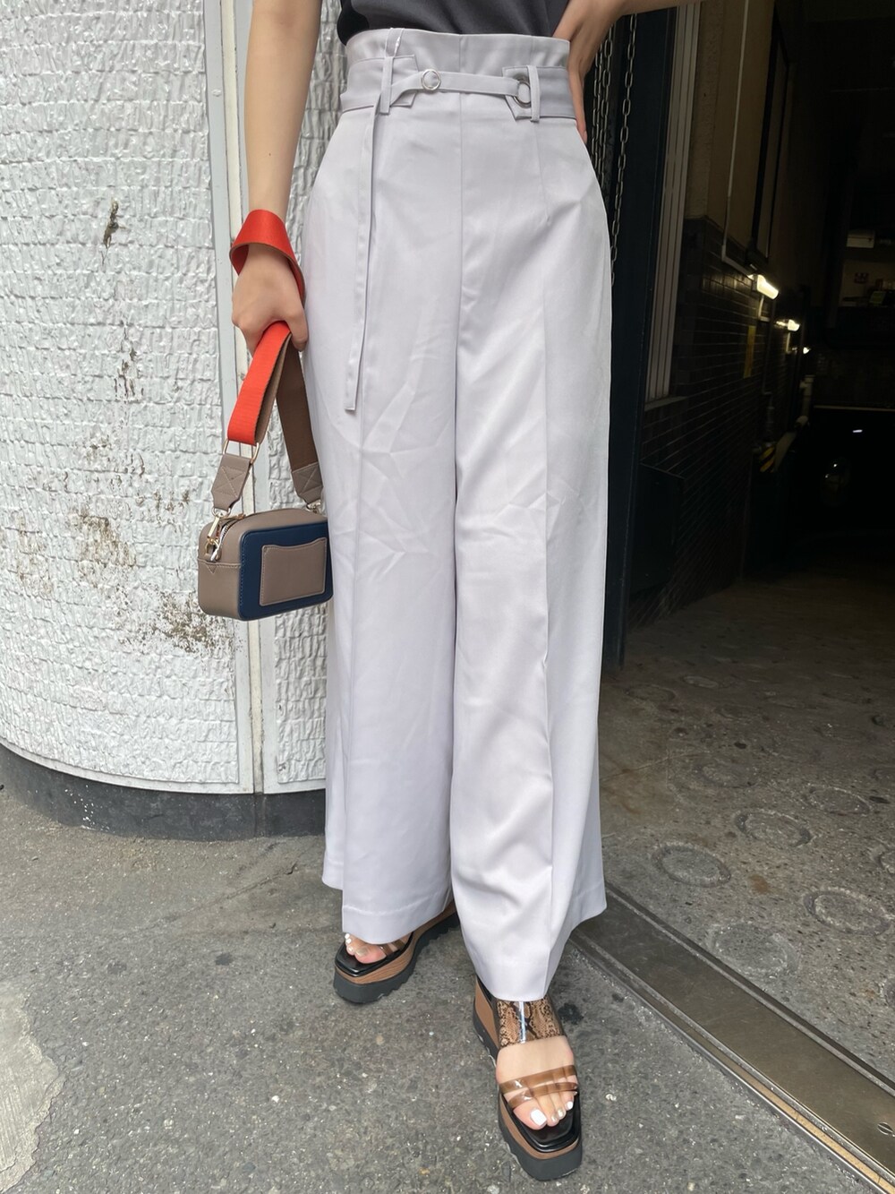 グレー系のニット/セーター、グレー系のその他パンツ、ブルー系のショルダーバッグを着用したレディースの夏コーディネートの5枚目の写真