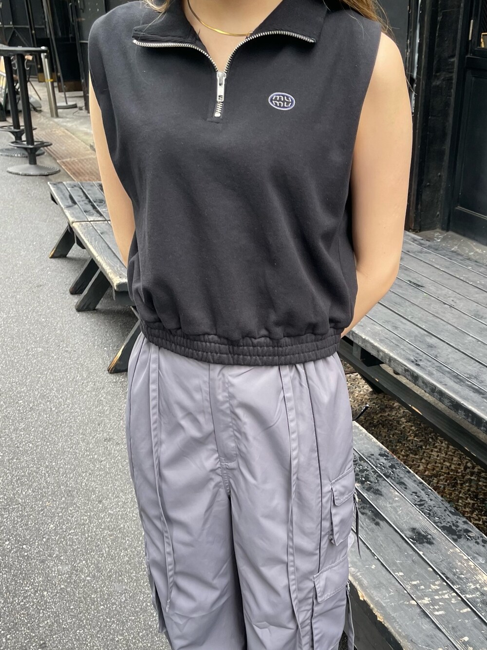 ブラック系のブーツ、グレー系のカーゴパンツ、ブラック系のTシャツ/カットソーを着用したレディースの春コーディネートの5枚目の写真