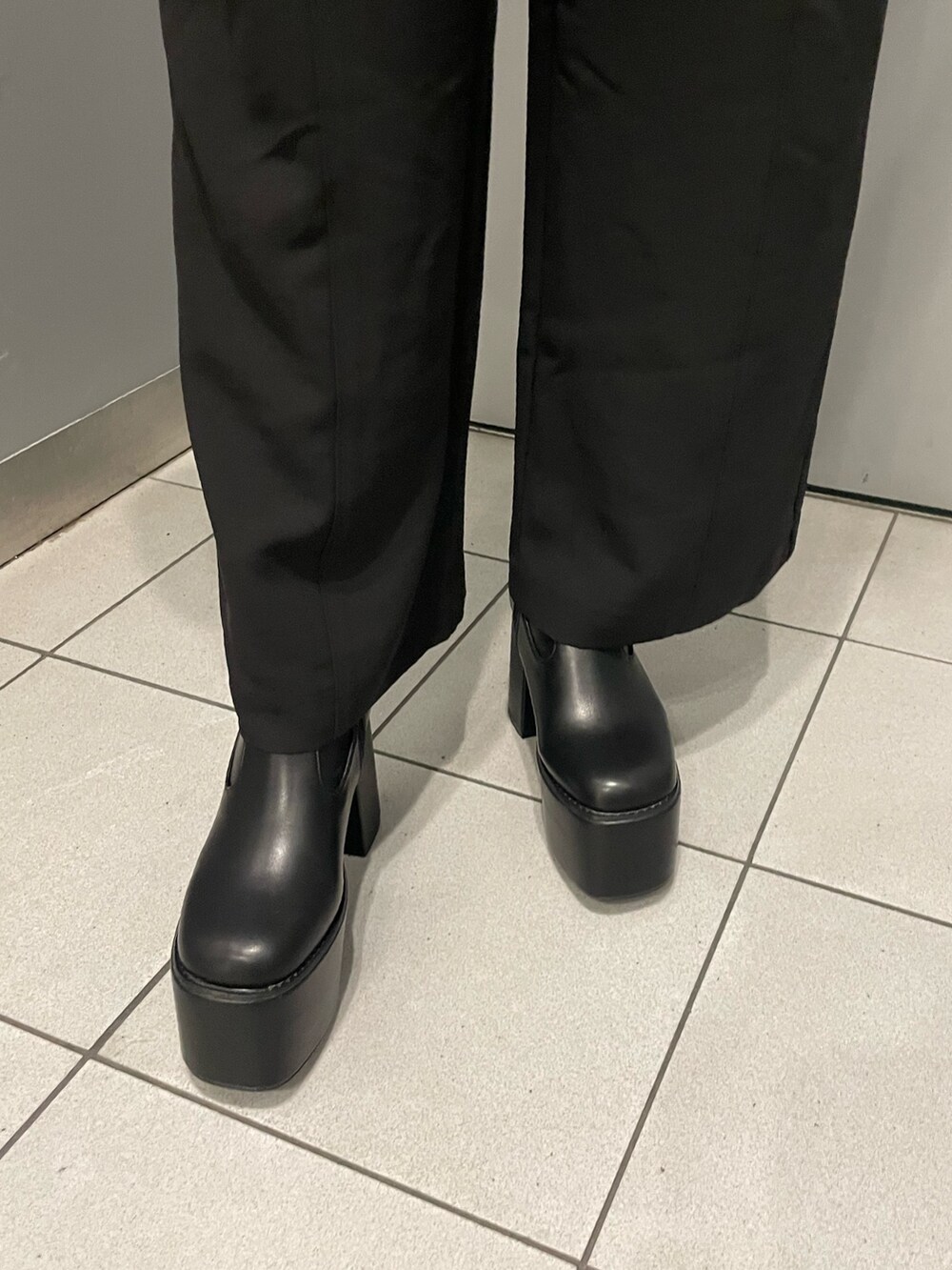 ブラウン系のニット/セーター、ブラック系のスラックス、ブラック系のハンドバッグを着用したレディースの夏コーディネートの8枚目の写真