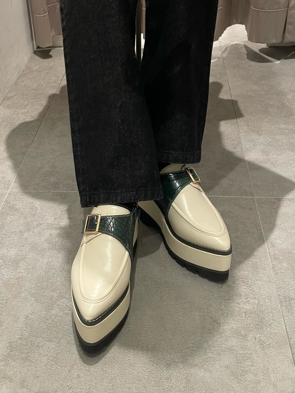 ベージュ系のシャツ/ブラウス、ブラック系のデニムパンツ、ホワイト系のローファーを着用したレディースの春コーディネートの8枚目の写真