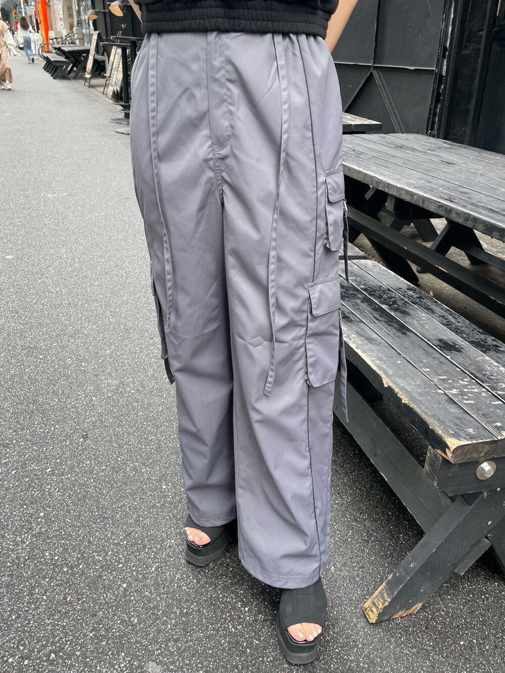 ブラック系のブーツ、グレー系のカーゴパンツ、ブラック系のTシャツ/カットソーを着用したレディースの春コーディネートの6枚目の写真