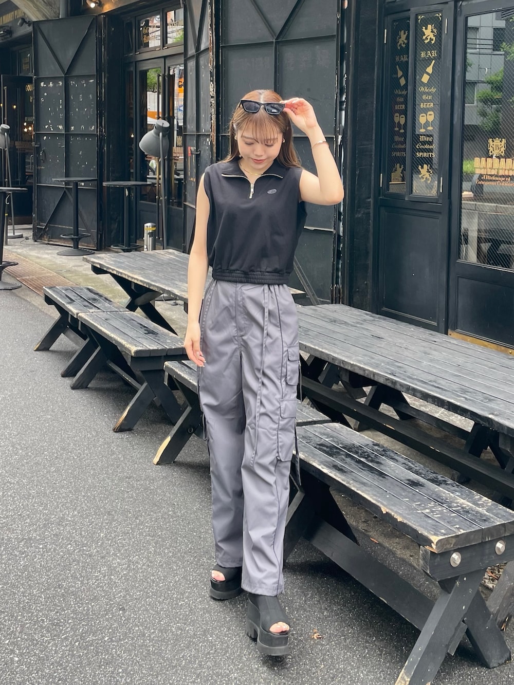 ブラック系のブーツ、グレー系のカーゴパンツ、ブラック系のTシャツ/カットソーを着用したレディースの春コーディネートの3枚目の写真