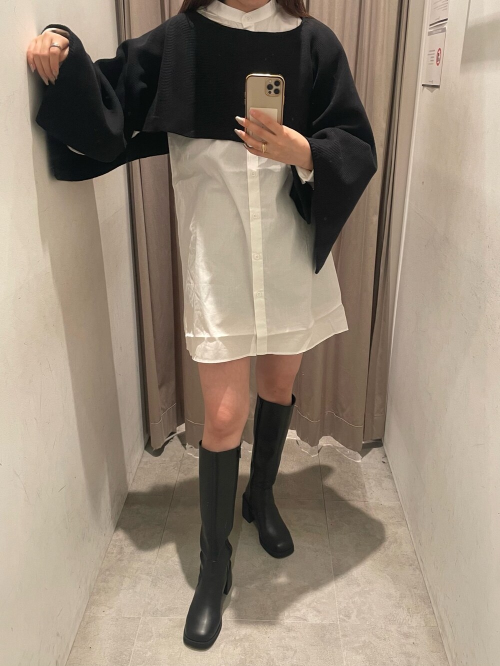 ブラック系のワンピース、ブラック系のブーツを着用したレディースの夏コーディネートの7枚目の写真