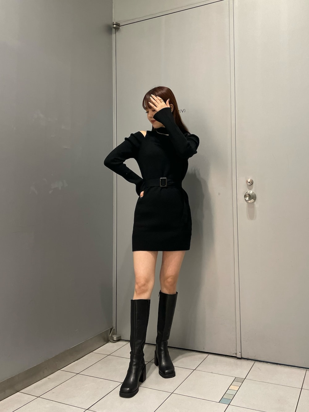 ブラック系のブーツ、ブラック系のワンピース、グレー系のムートンコートを着用したレディースの秋コーディネートの5枚目の写真