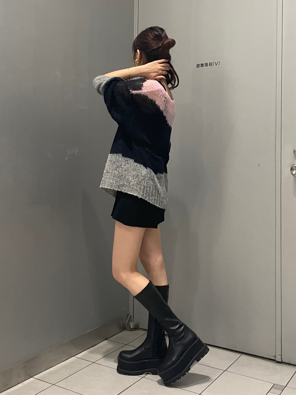 ブラック系のブーツ、ブラック系のその他パンツ、ブルー系のニット/セーターを着用したレディースの秋コーディネートの2枚目の写真