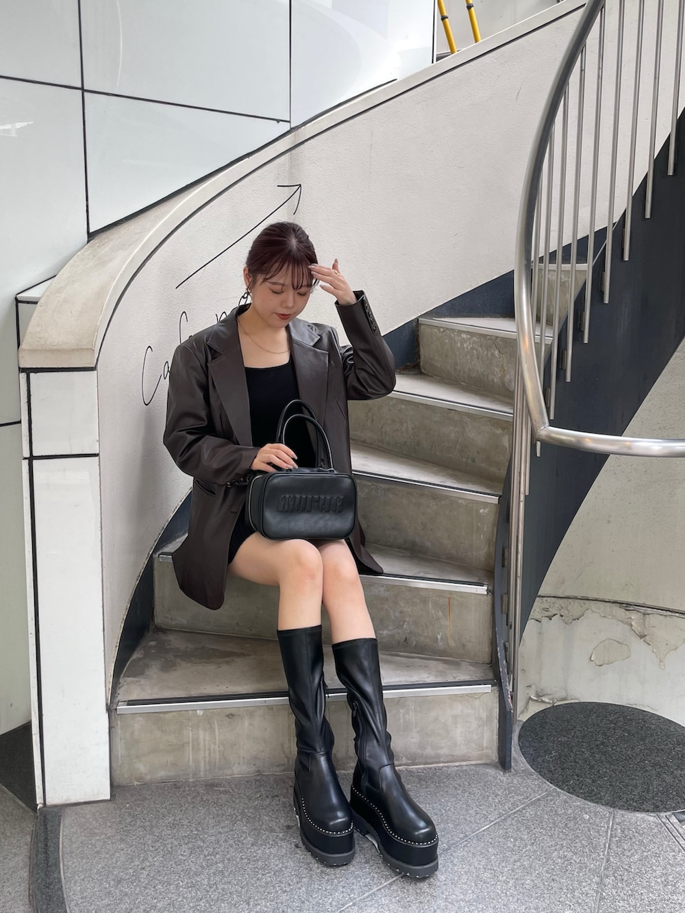 ブラウン系のテーラードジャケット、ブラック系のその他パンツ、ブラック系のブーツを着用したレディースの秋コーディネートの5枚目の写真