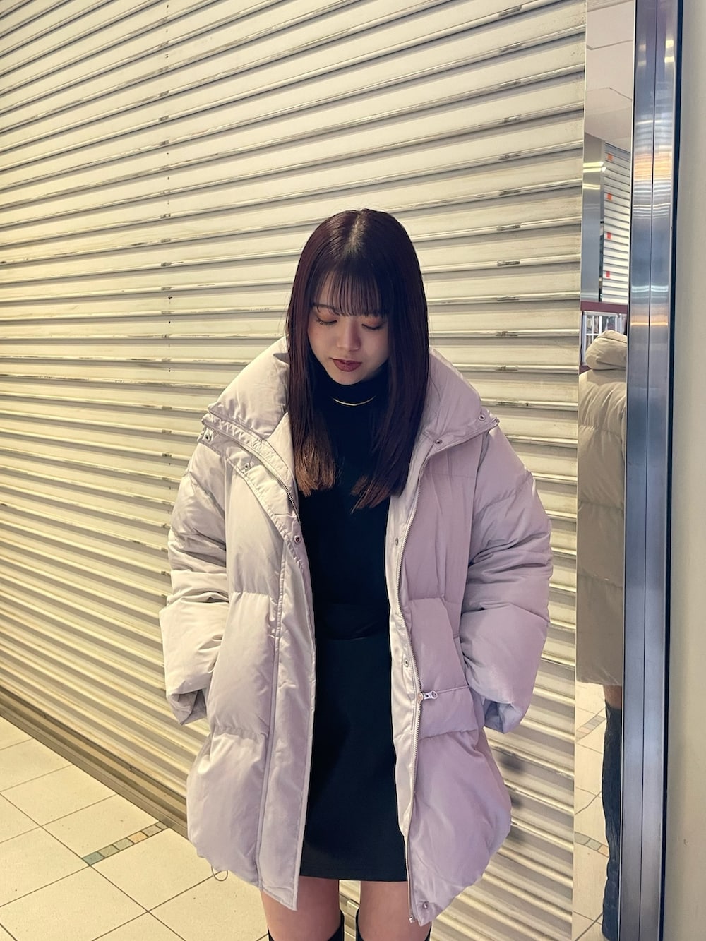 ブラック系のブーツ、ブラック系のニット/セーター、グレー系のダウンジャケット/コートを着用したレディースの冬コーディネートの5枚目の写真