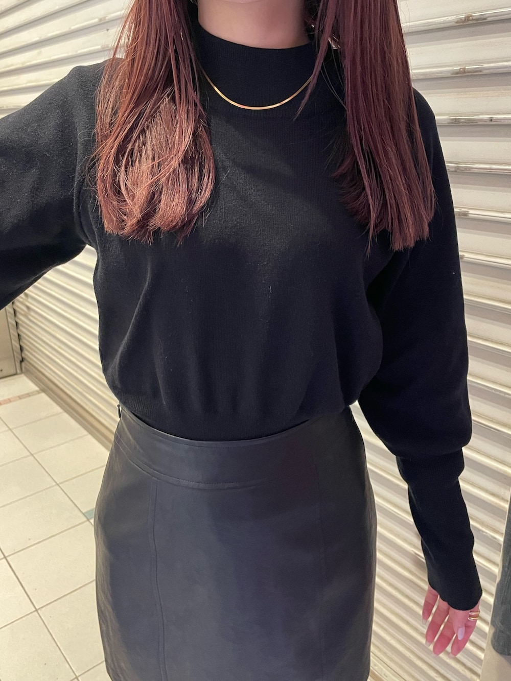 ブラック系のブーツ、ブラック系のニット/セーター、グレー系のダウンジャケット/コートを着用したレディースの冬コーディネートの6枚目の写真