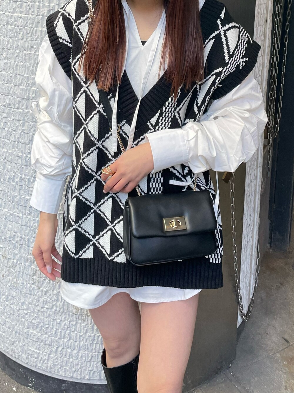 ブラック系のブーツ、その他のベスト、ホワイト系のシャツ/ブラウスを着用したレディースの冬コーディネートの5枚目の写真