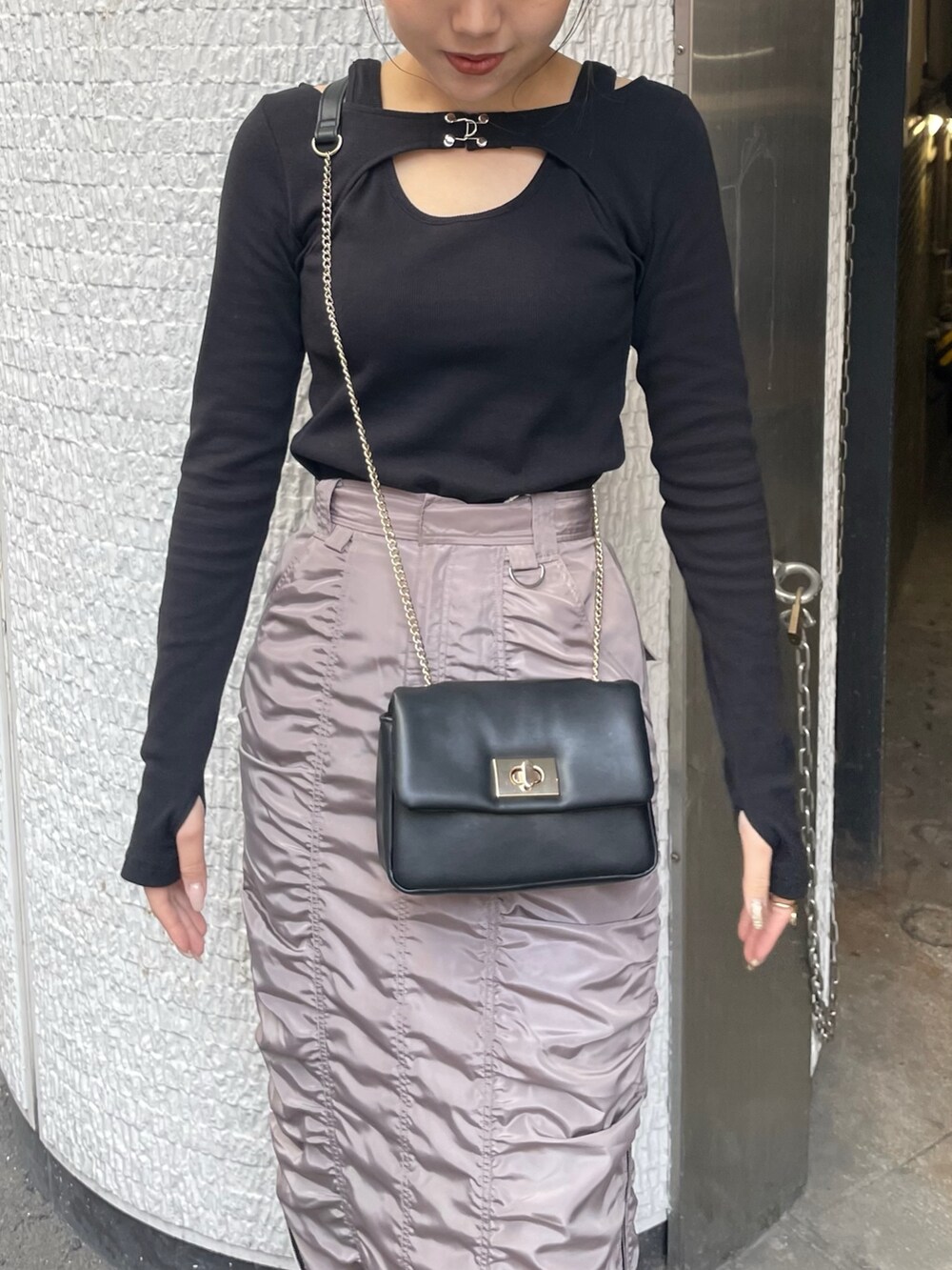 ブラック系のブーツ、グレー系のスカート、ブラック系のTシャツ/カットソーを着用したレディースの春コーディネートの5枚目の写真