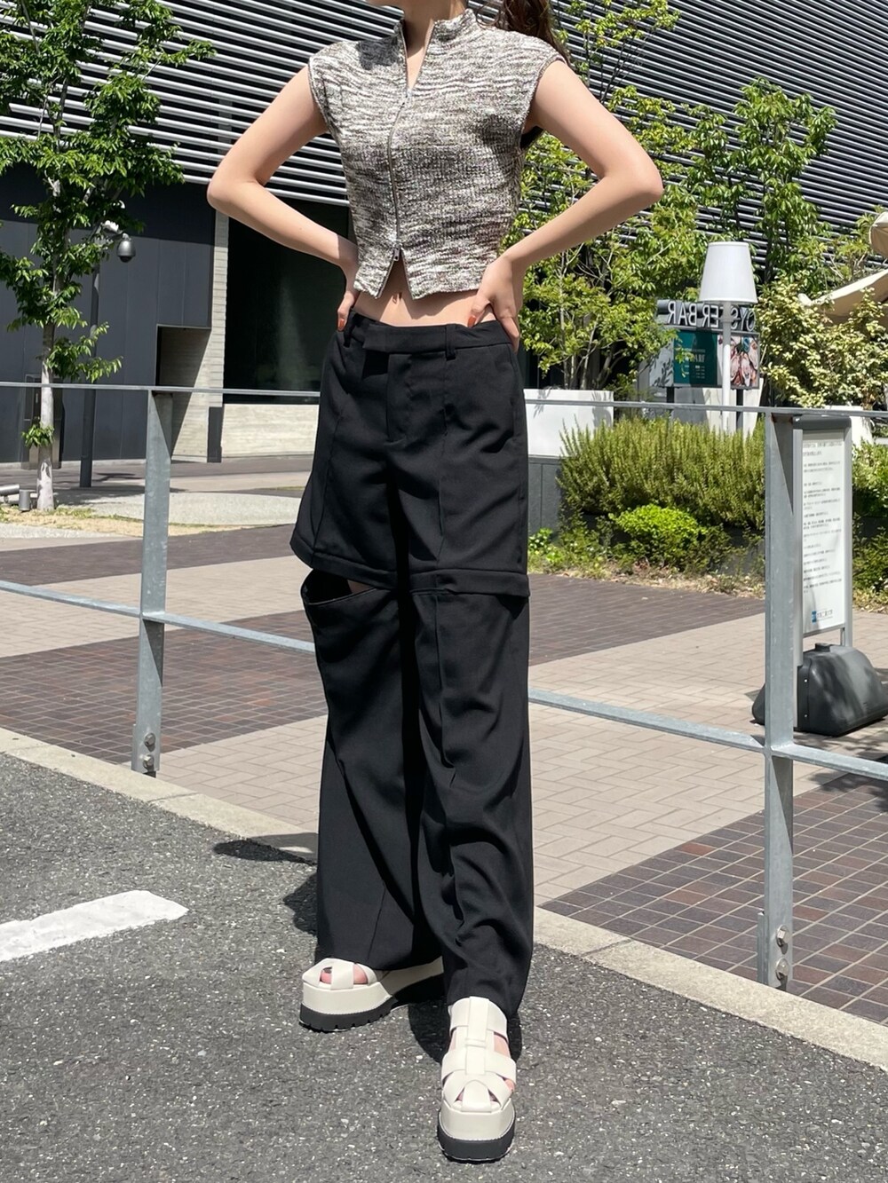 その他のニット/セーター、ブラック系のスラックス、ホワイト系のサンダルを着用したレディースの春コーディネートの4枚目の写真