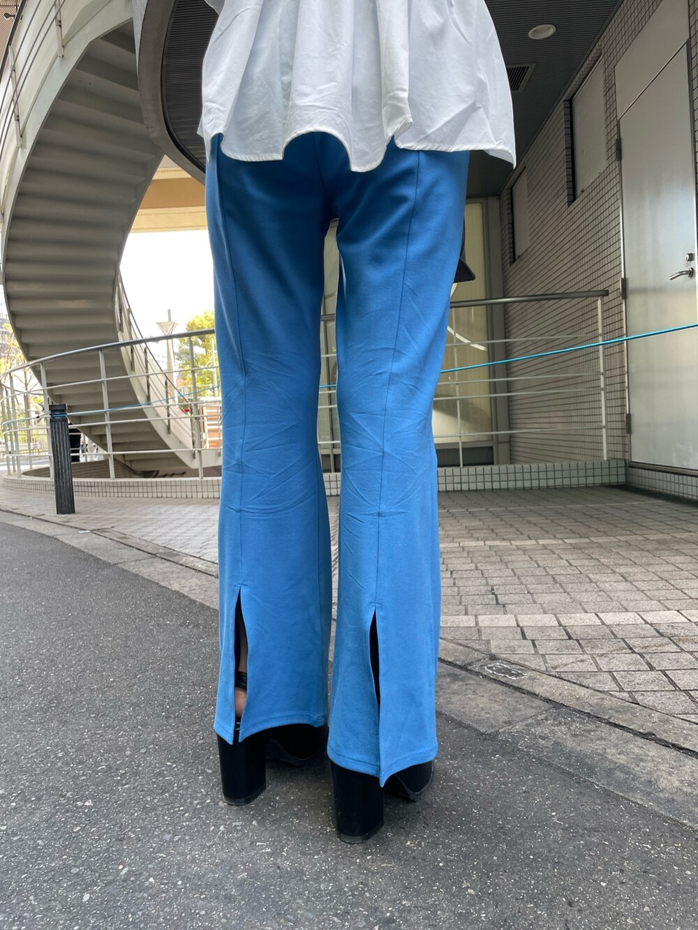 ホワイト系のシャツ/ブラウス、ブルー系のスウェットパンツ、ブラック系のハンドバッグを着用したレディースの春コーディネートの9枚目の写真