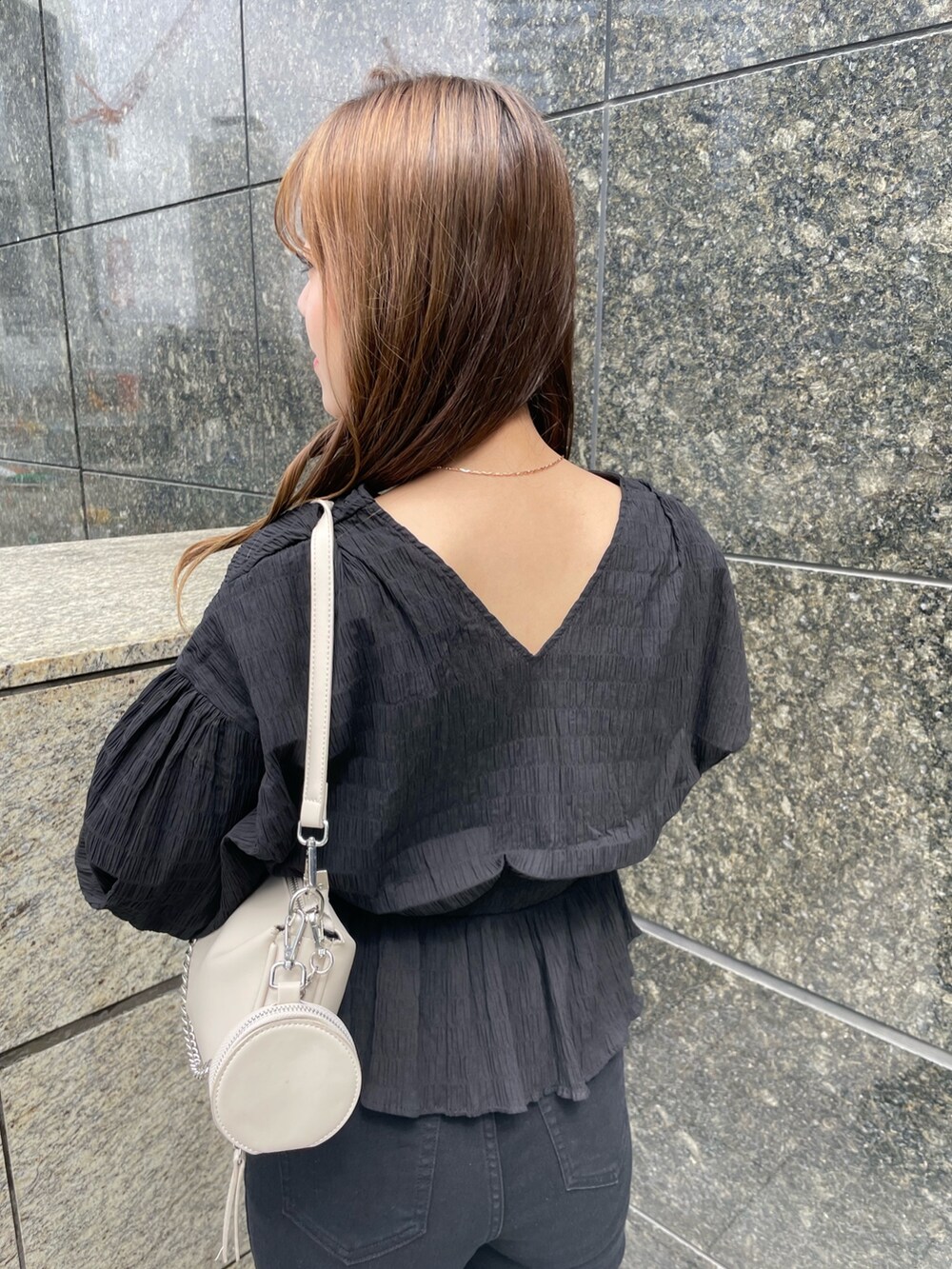 ブラック系のデニムパンツ、ブラック系のサンダル、ブラック系のシャツ/ブラウスを着用したレディースの春コーディネートの5枚目の写真