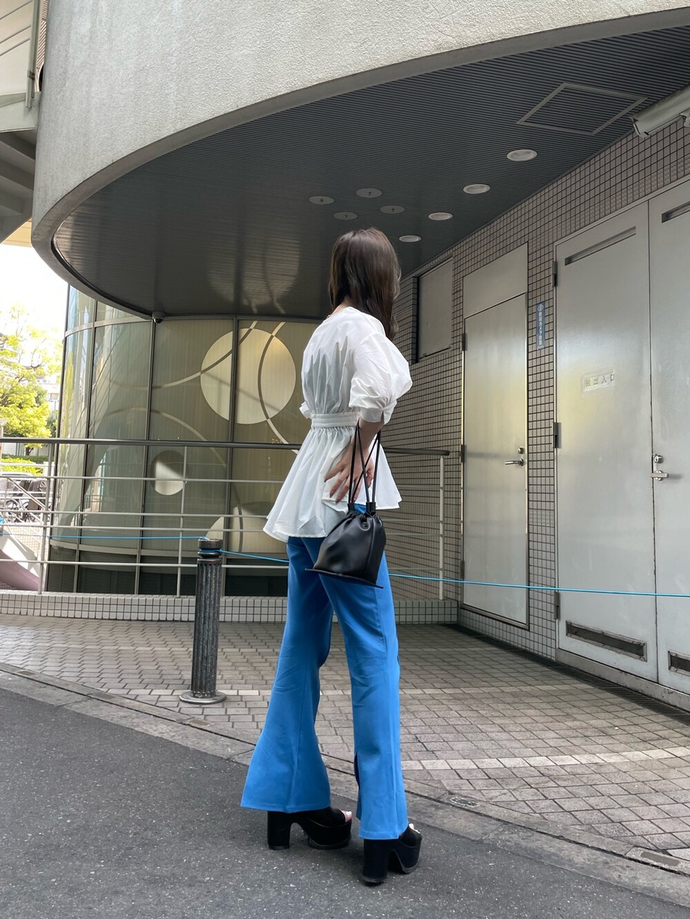 ホワイト系のシャツ/ブラウス、ブルー系のスウェットパンツ、ブラック系のハンドバッグを着用したレディースの春コーディネートの3枚目の写真