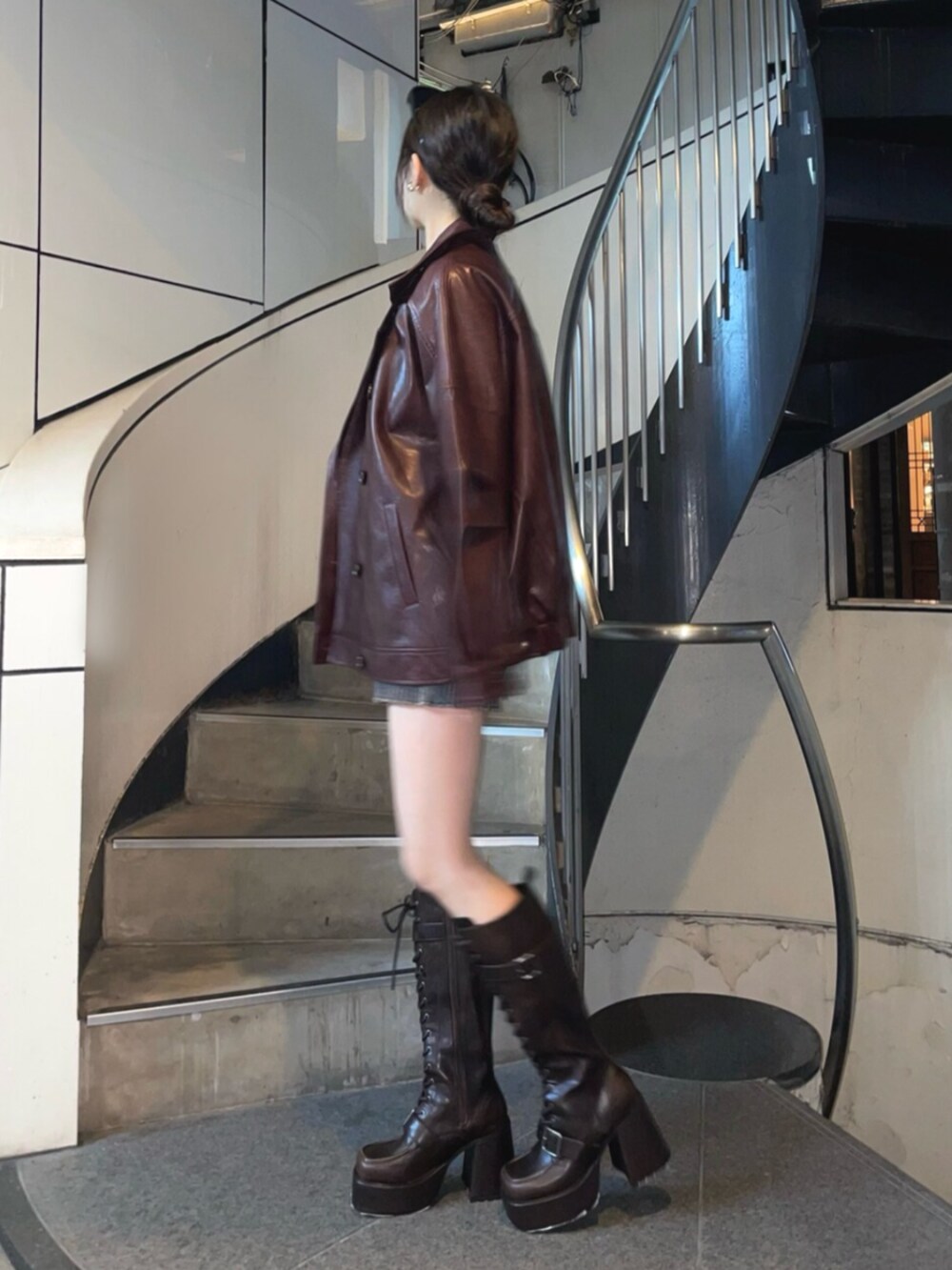 ブラック系のキャミソール、レッド系のブルゾン、ブラウン系のブーツを着用したレディースの夏コーディネートの2枚目の写真