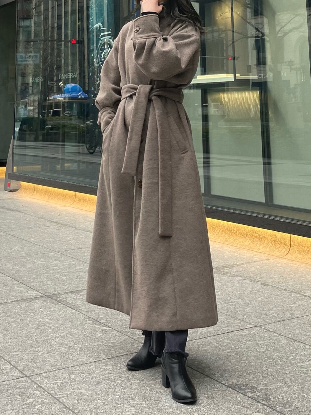 ブラウン系のダウンジャケット/コートを着用したレディースの冬コーディネートの5枚目の写真