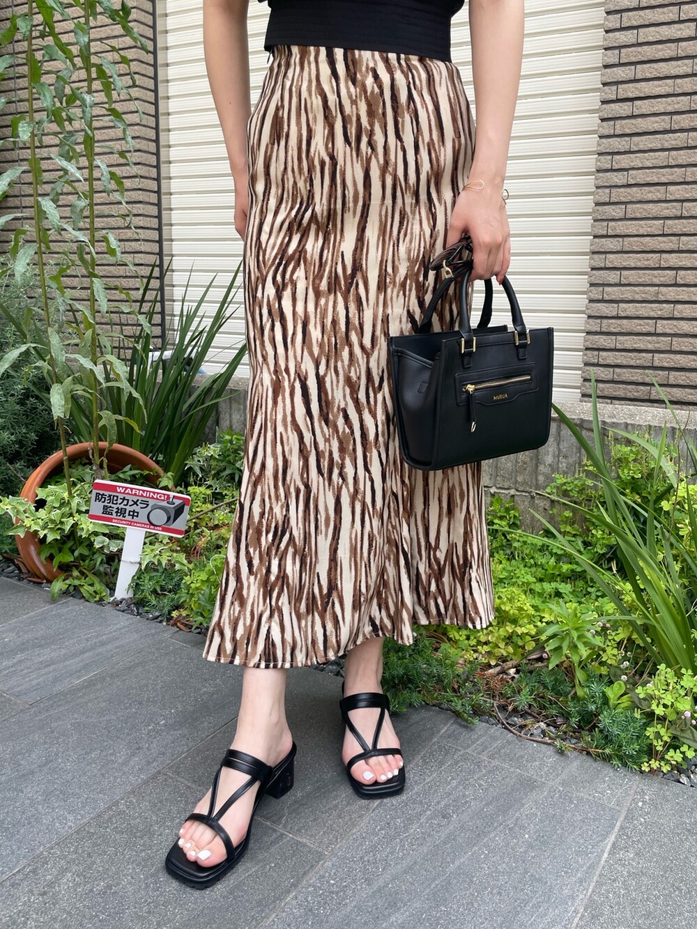 ブラック系のシャツ/ブラウス、その他のスカート、ブラック系のショルダーバッグを着用したレディースの春コーディネートの6枚目の写真