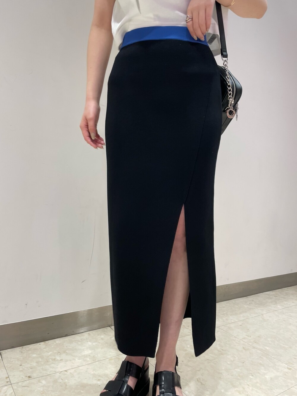 ホワイト系のTシャツ/カットソー、ブラック系のサンダル、ブラック系のショルダーバッグを着用したレディースの春コーディネートの5枚目の写真