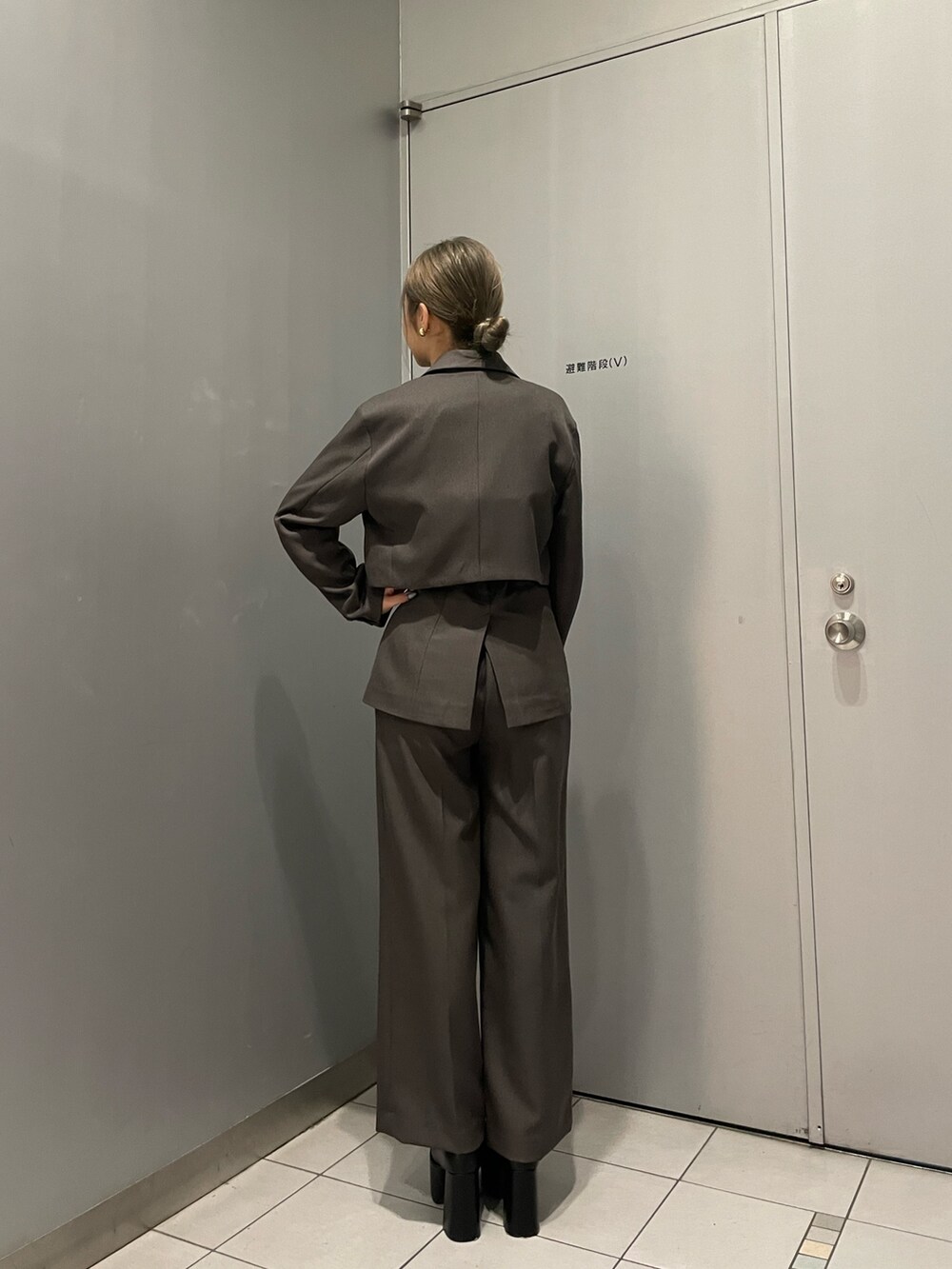 グレー系のシャツ/ブラウス、グレー系のテーラードジャケット、グレー系のその他パンツを着用したレディースの冬コーディネートの4枚目の写真